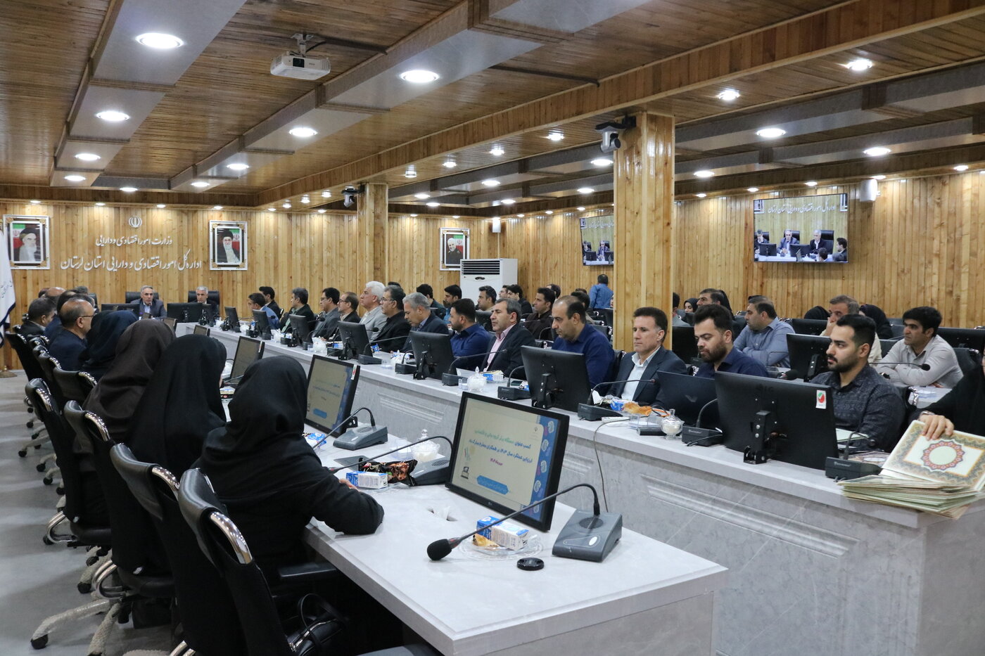 نشست صمیمی نماینده مقام عالی وزارت در استان با کارکنان به پاس درخشش اداره‌کل امور اقتصادی و دارایی لرستان در جشنواره شهید رجایی