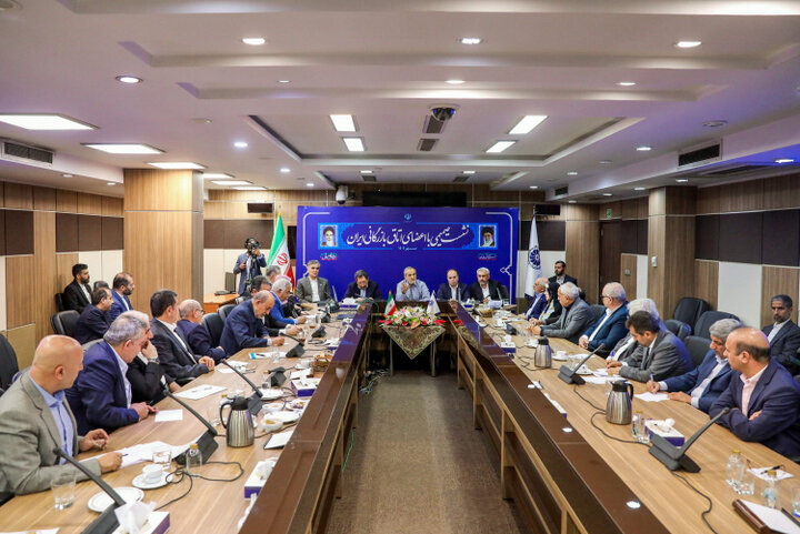 دکتر پزشکیان در دیدار اعضای اتاق بازرگانی: همکاری و همراهی امروز سران و مسئولان قوا فرصتی مغتنم در راستای ایجاد رشد اقتصادی است