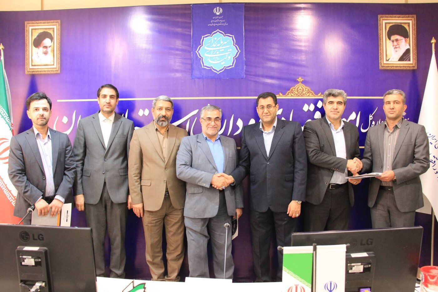 تقدیر از همکاران اداره کل امور اقتصادی و دارایی استان همدان توسط نماینده وزیر اقتصاد در استان