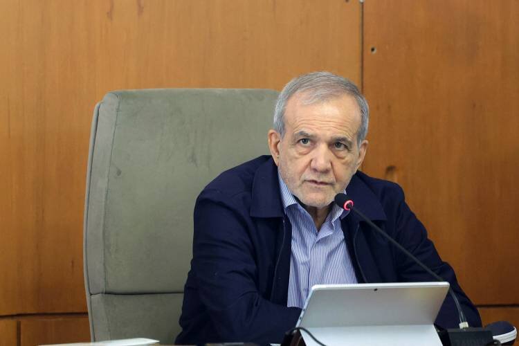 دستگاه‌ها ضمن توجه به وضعیت کارکنان، در راستای ارتقای کارآمدی، بر اساس عملکرد حقوق و پاداش پرداخت کنند