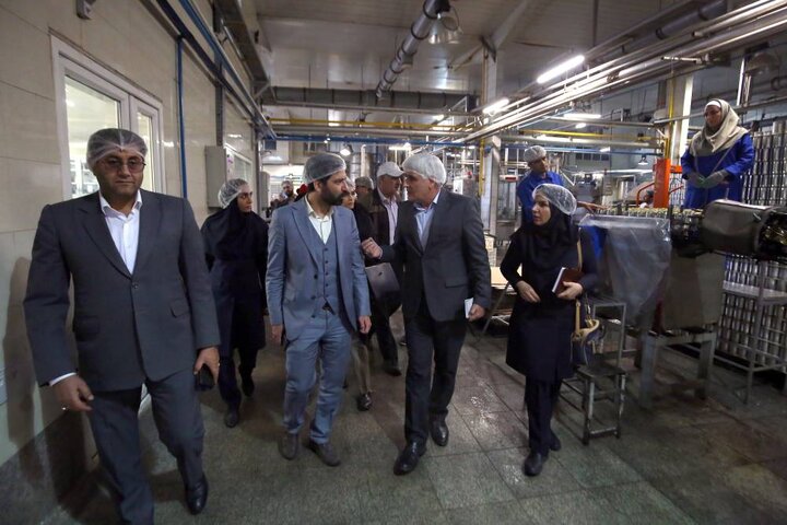 بازدید دکتر کریمی رئیس مرکز ملی تامین مالی وزارت اقتصاد و حسن پیمانی نماینده وزیر و مدیرکل امور اقتصادی و دارایی استان از کارخانه سحر