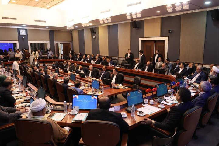 نشست هم اندیشی وزیر اقتصاد با سرمایه‌گذاران و فعالان اقتصادی جزیره کیش