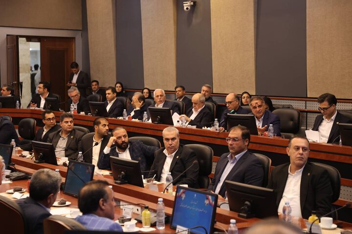 نشست هم اندیشی وزیر اقتصاد با سرمایه‌گذاران و فعالان اقتصادی جزیره کیش