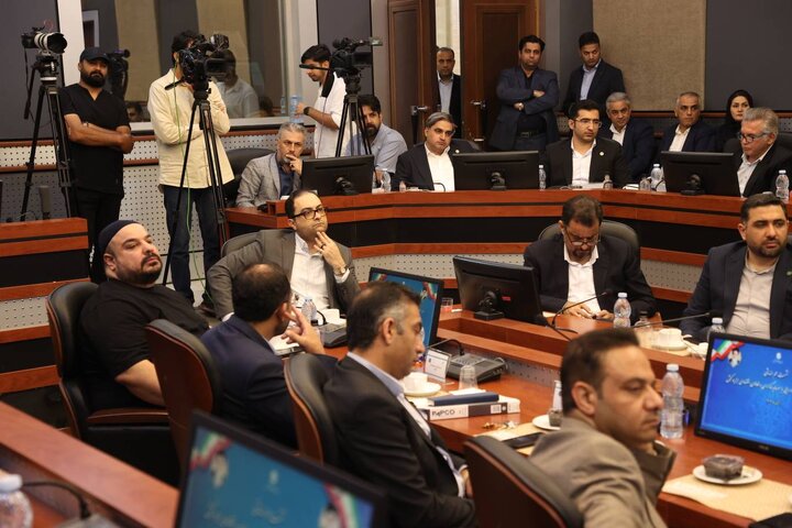 نشست هم اندیشی وزیر اقتصاد با سرمایه‌گذاران و فعالان اقتصادی جزیره کیش