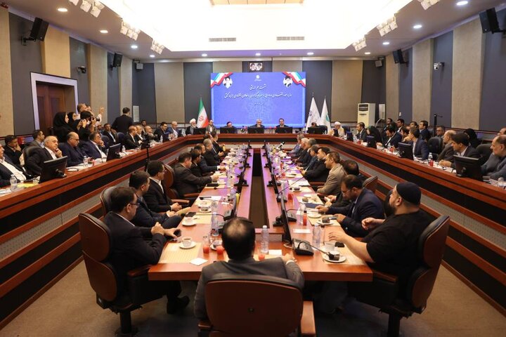 نشست هم اندیشی وزیر اقتصاد با سرمایه‌گذاران و فعالان اقتصادی جزیره کیش