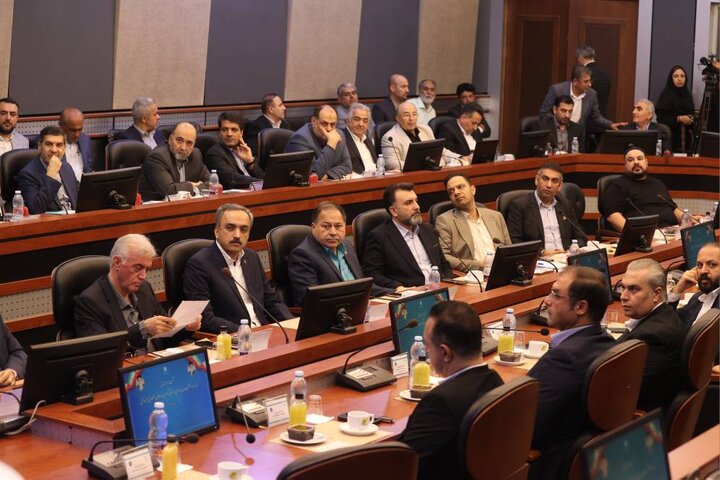 نشست هم اندیشی وزیر اقتصاد با سرمایه‌گذاران و فعالان اقتصادی جزیره کیش