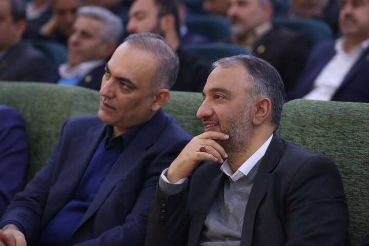 حضور وزیر اقتصاد در همایش بررسی عملکرد شش ماهه بانک ملی ایران