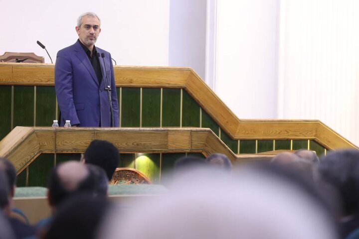 حضور وزیر اقتصاد در همایش بررسی عملکرد شش ماهه بانک ملی ایران