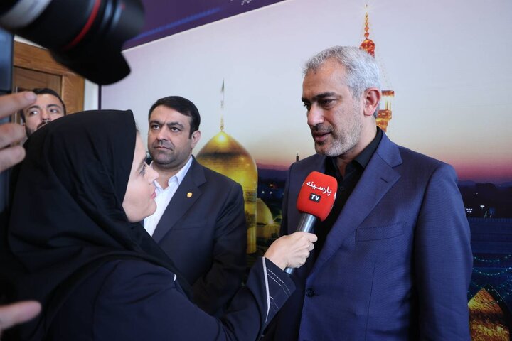 حضور وزیر اقتصاد در همایش بررسی عملکرد شش ماهه بانک ملی ایران