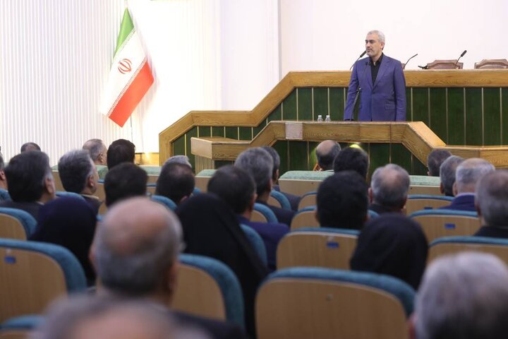 حضور وزیر اقتصاد در همایش بررسی عملکرد شش ماهه بانک ملی ایران