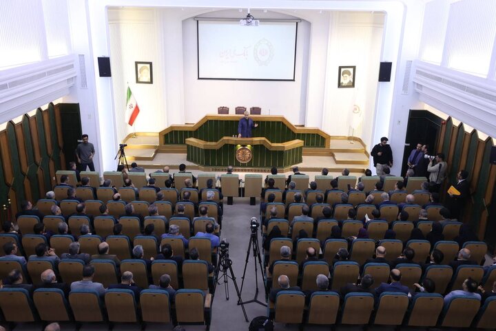 حضور وزیر اقتصاد در همایش بررسی عملکرد شش ماهه بانک ملی ایران