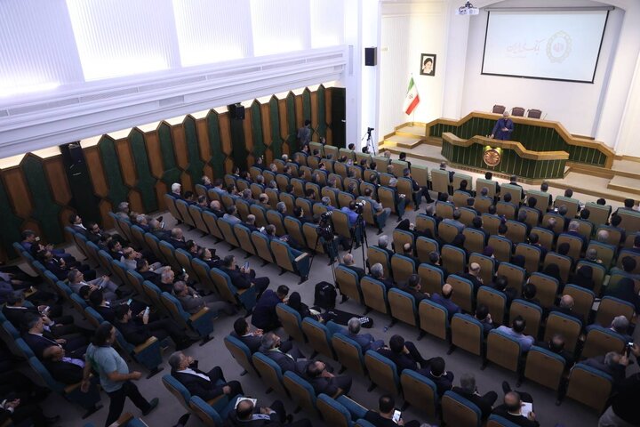 حضور وزیر اقتصاد در همایش بررسی عملکرد شش ماهه بانک ملی ایران