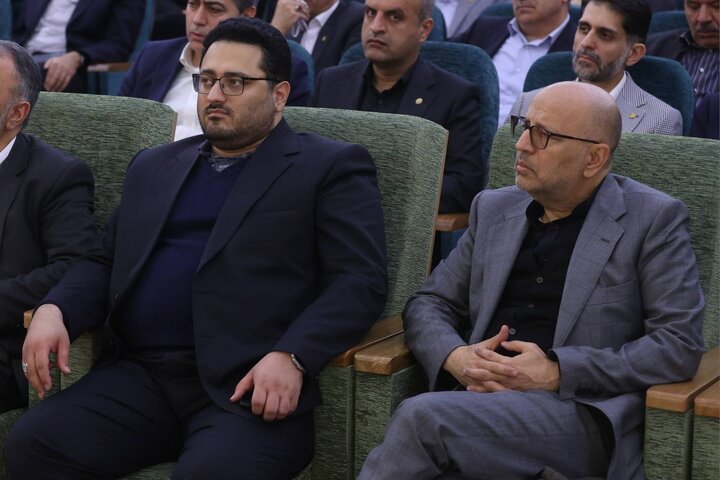 حضور وزیر اقتصاد در همایش بررسی عملکرد شش ماهه بانک ملی ایران