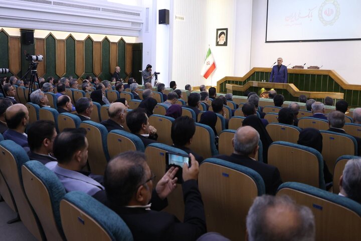 حضور وزیر اقتصاد در همایش بررسی عملکرد شش ماهه بانک ملی ایران