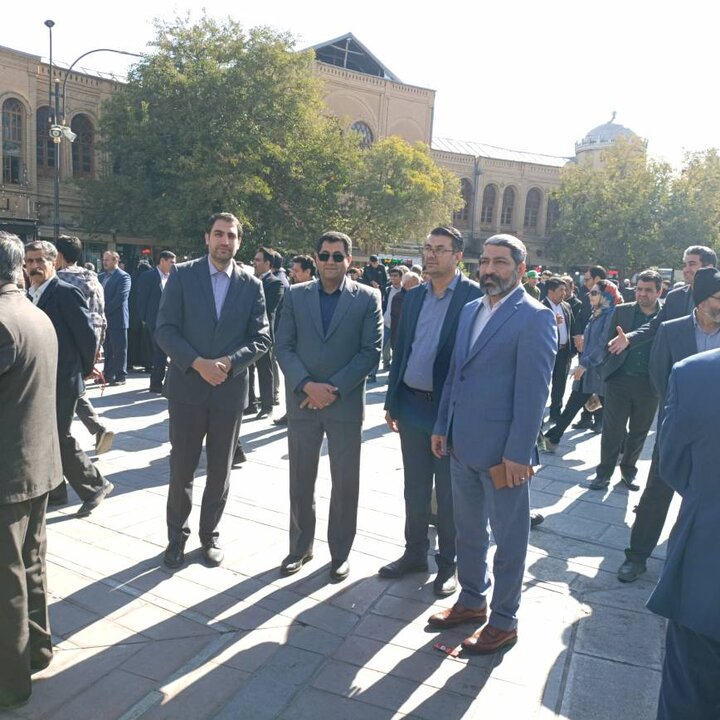 حضور مدیرکل و همکاران اداره کل امور اقتصادی و دارایی استان همدان در راهپیمایی یوم الله ۱۳ آبان