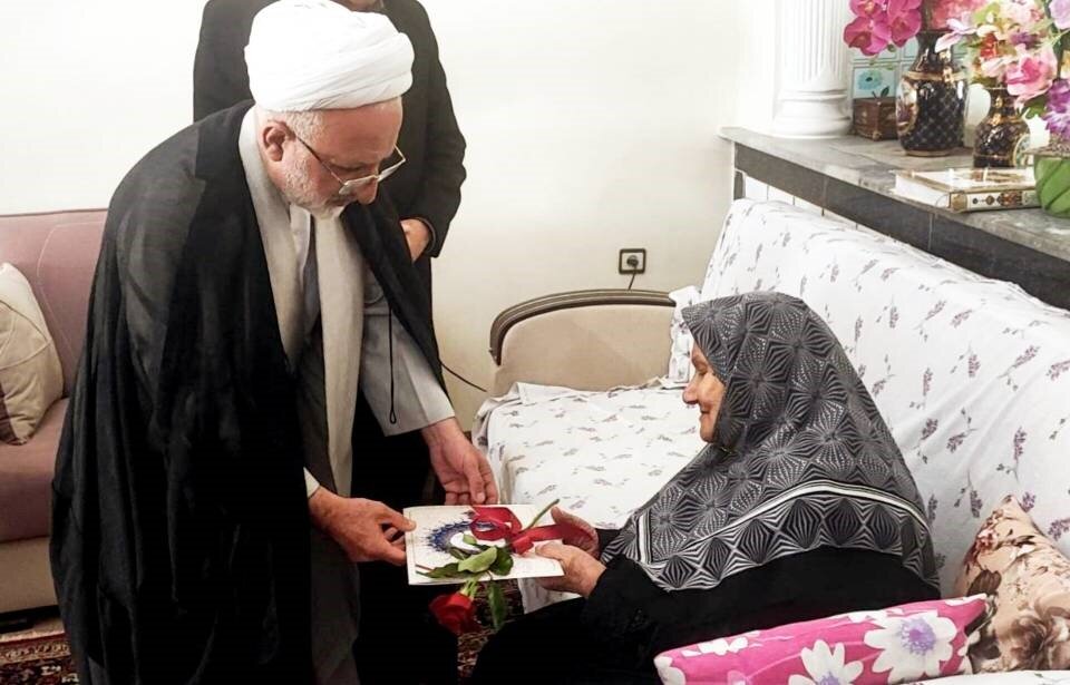 دیدار مشاور وزیر در امور ایثارگران با مادر شهید/ تجلیل از صبر و استقامت خانواده‌های معظم شهدا