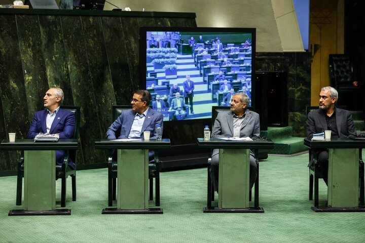 حضور وزیر اقتصاد در جلسه علنی مجلس شورای اسلامی