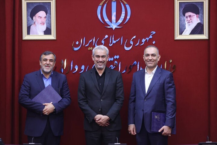 با حضور وزیر اقتصاد؛
معاون جدید امور بانکی، بیمه و شرکت های دولتی وزارت اقتصاد معارفه شد