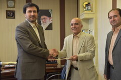 تجلیل مدیرکل امور اقتصادی و دارایی استان البرز از بهروز ابراهیم زاده همکار آزاده و  جانباز اداره کل به مناسبت گرامیداشت سالروز ورود آزادگان به میهن اس