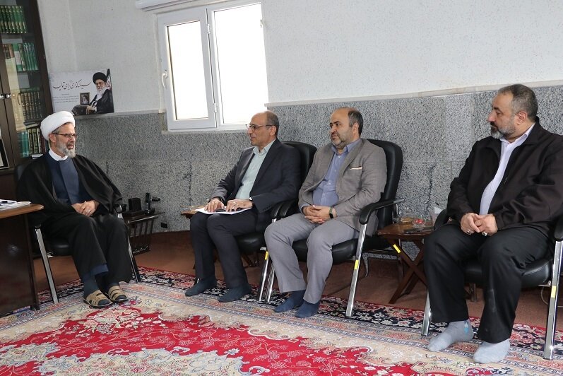 دیدار سرپرست اداره کل  امور اقتصادی و دارایی با نماینده ولی‌فقیه و امام‌جمعه بجنورد در استان