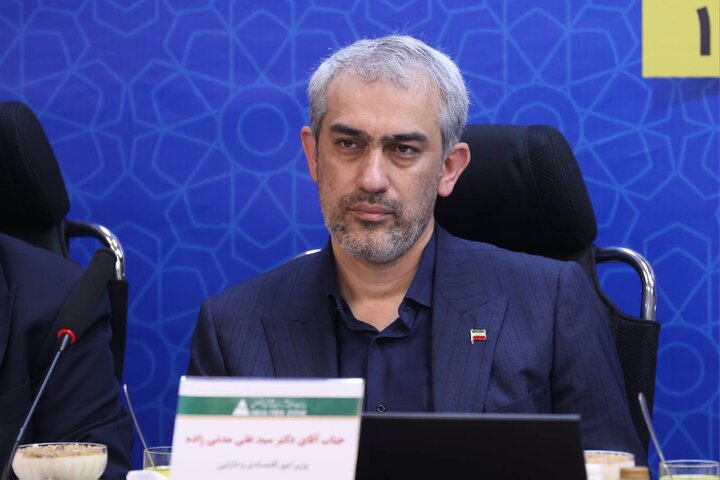 نشست وزیر اقتصاد با سرمایه گذاران و فعالین اقتصادی منطقه آزاد ارس