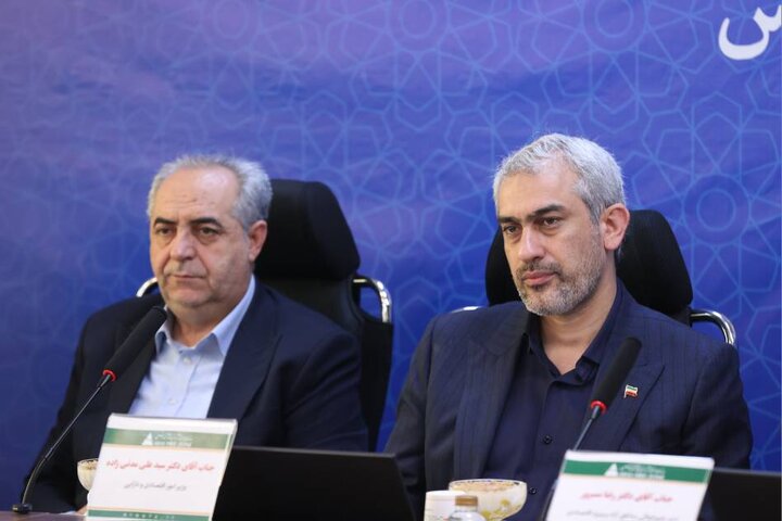 نشست وزیر اقتصاد با سرمایه گذاران و فعالین اقتصادی منطقه آزاد ارس