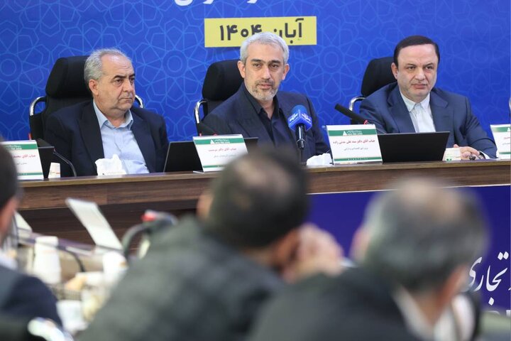 نشست وزیر اقتصاد با سرمایه گذاران و فعالین اقتصادی منطقه آزاد ارس