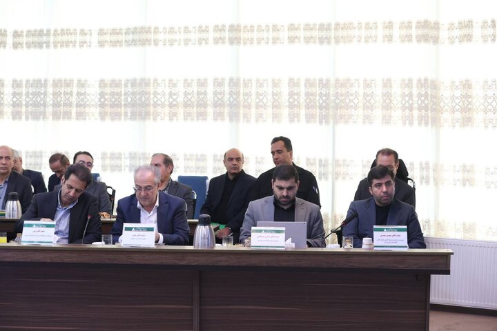 نشست وزیر اقتصاد با سرمایه گذاران و فعالین اقتصادی منطقه آزاد ارس