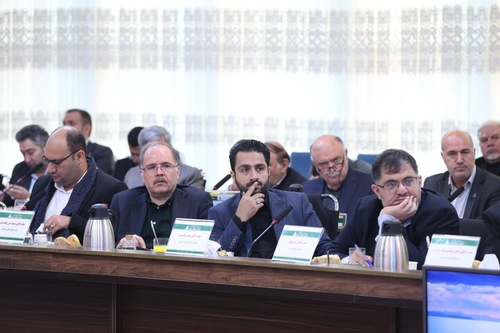 نشست وزیر اقتصاد با سرمایه گذاران و فعالین اقتصادی منطقه آزاد ارس