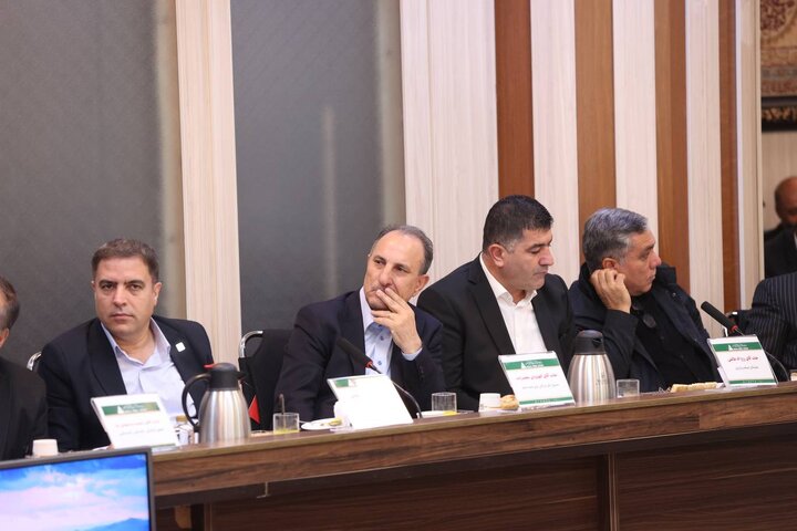 نشست وزیر اقتصاد با سرمایه گذاران و فعالین اقتصادی منطقه آزاد ارس