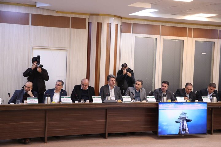 نشست وزیر اقتصاد با سرمایه گذاران و فعالین اقتصادی منطقه آزاد ارس