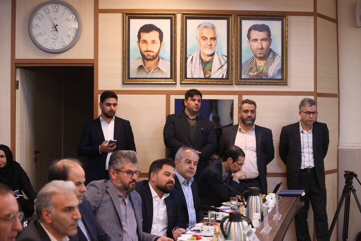 نشست وزیر اقتصاد با سرمایه گذاران و فعالین اقتصادی منطقه آزاد ارس