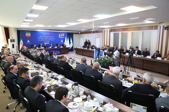 نشست وزیر اقتصاد با سرمایه گذاران و فعالین اقتصادی منطقه آزاد ارس