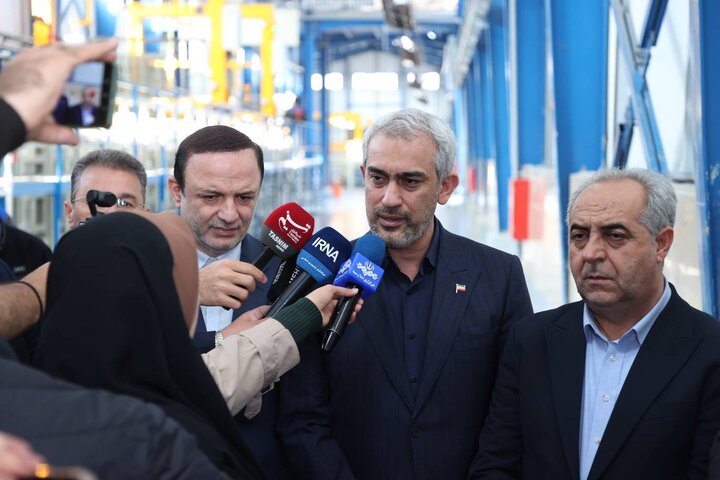 وزیر اقتصاد در حاشیه مراسم بازگشایی کارخانه فولاد تاو استیل ارس: روح قانون مناطق آزاد با بخشنامه‌ها مرده است/ بخشنامه‌های مزاحم را لغو می‌کنیم/ رفع موانع ارزی، بانکی و مالیاتی فعالان اقتصادی مناطق آزاد