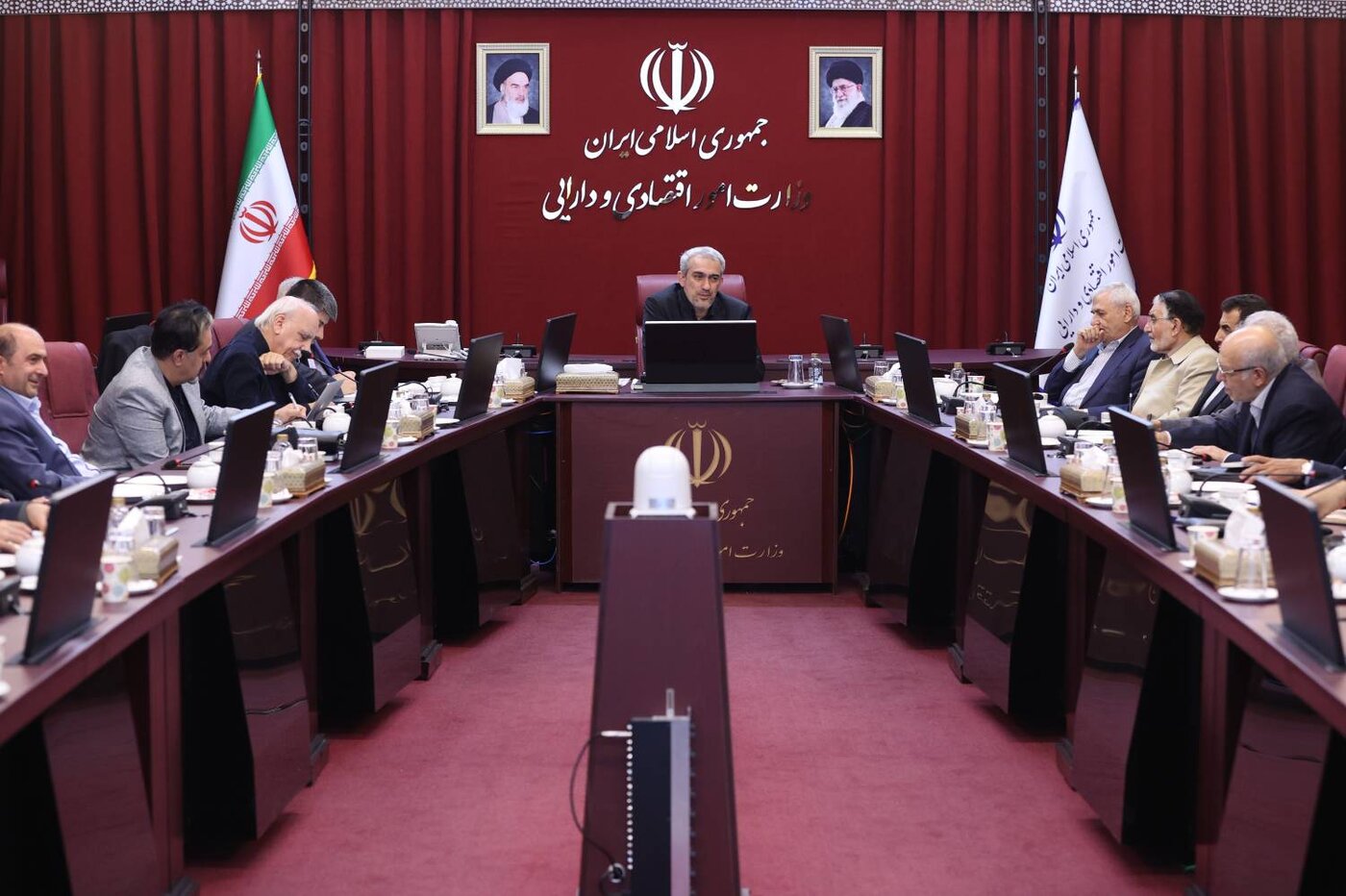 میزبانی وزیر اقتصاد از وزرای ادوار گذشته و خبرگان اقتصادی