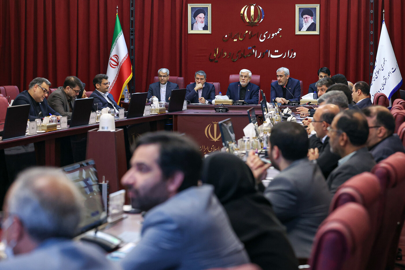 دانه درشت‌ها و فرار مالیاتی آفتی است که باید حتماً ریشه‌کن کرد/ جایگاه‌های مدیریتی باید دارای ثبات باشد/ تعارض قوانین موجب فساد می‌شود/باید به مردم اعتماد کرد/ نباید اکثریت جامعه را قربانی اقلیتی کنیم که فرار مالیاتی دارند / قوانین و مقررات به گونه‌ای شفاف باشد که سرمایه‌گذاران داخلی و به ویژه خارجی