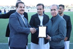تقدیر هیات فوتبال استان سیستان و بلوچستان از دکتر رضایی،مدیر کل امور اقتصادی و دارایی استان به پاس حمایت از عرصه ورزش و امور جوانان