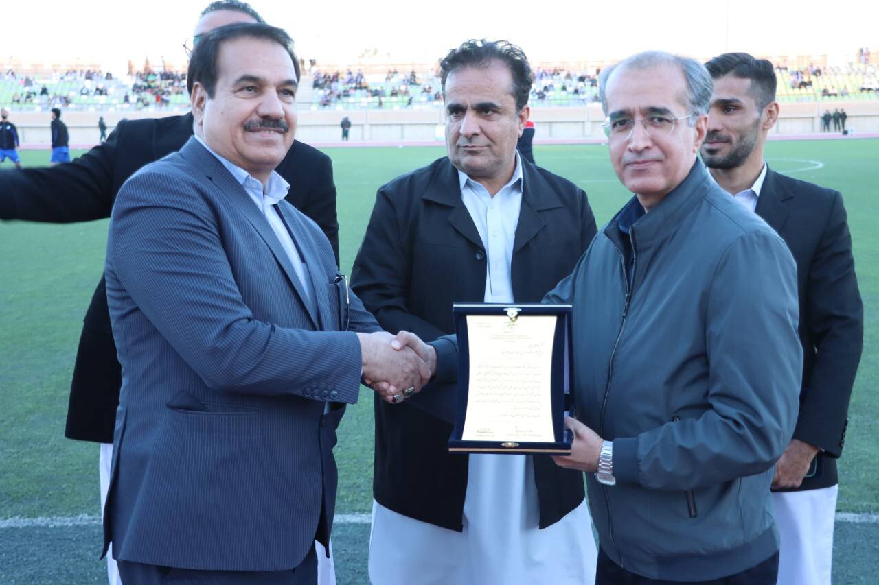تقدیر هیات فوتبال استان سیستان و بلوچستان از دکتر رضایی،مدیر کل امور اقتصادی و دارایی استان به پاس حمایت از عرصه ورزش و امور جوانان