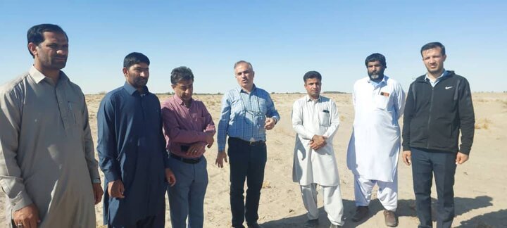 بازدید دکتر ادهم مشاور وزارت اقتصاد از پهنه پیشنهادی احداث نیروگاه خورشیدی در استان سیستان و بلوچستان