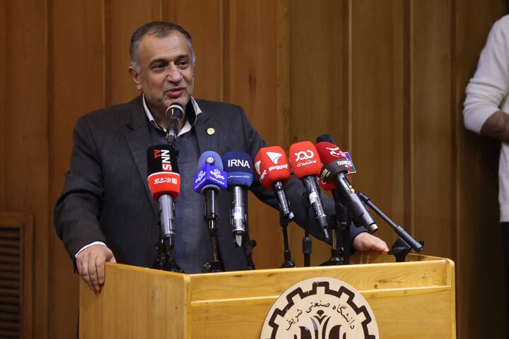 حضور وزیر اقتصاد در دانشگاه صنعتی شریف به مناسبت روز دانشجو