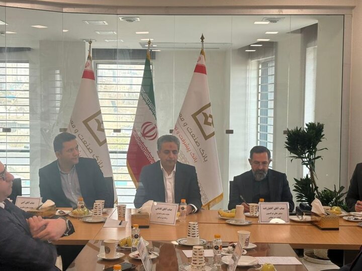 توسعه خدمات نوین مالی در صنعت؛ بانک صنعت و معدن میزبان تولیدکنندگان بزرگ