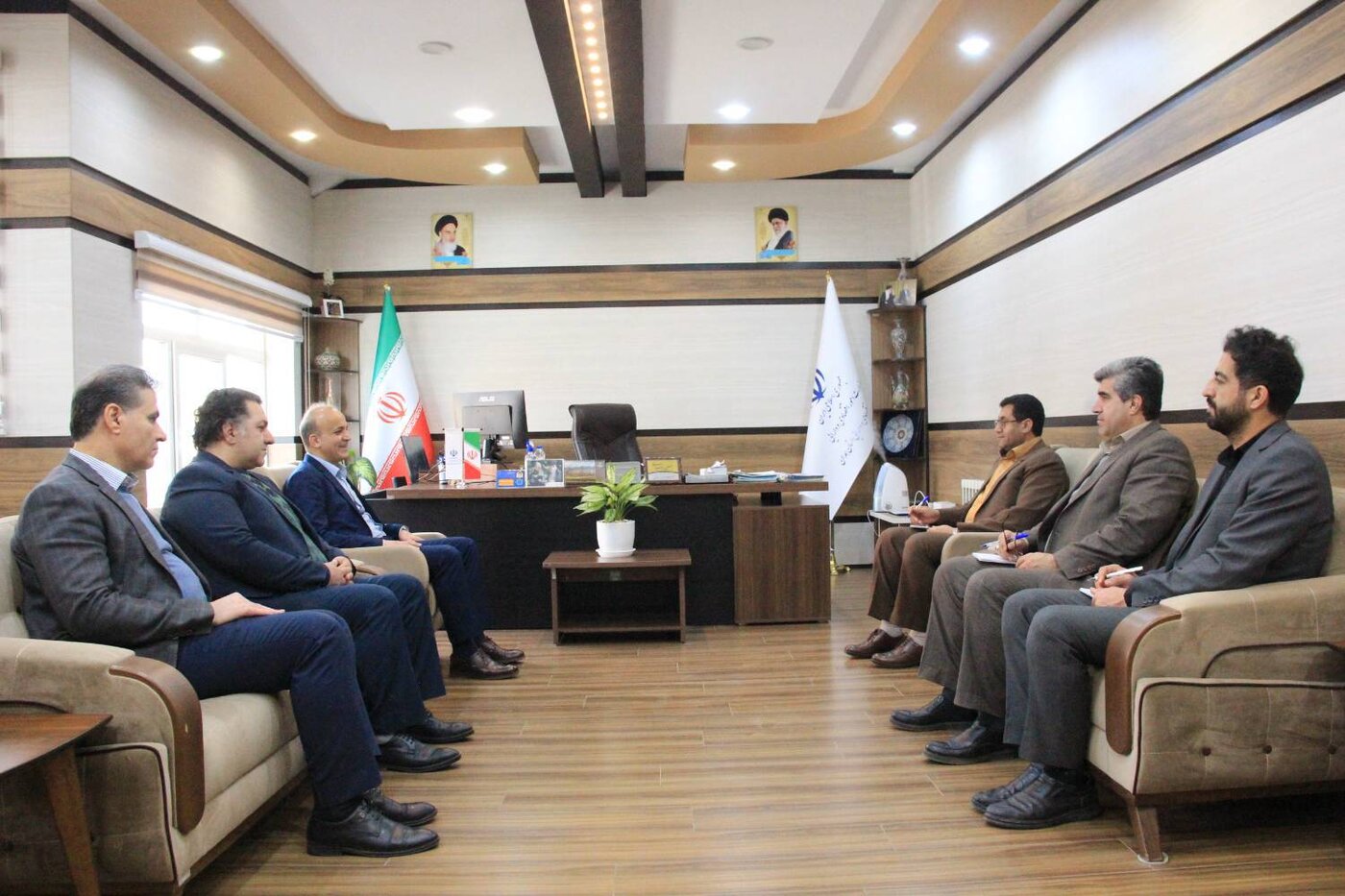 دیدار و گفتگوی اعضای شورای هماهنگی شرکت های بیمه با نماینده وزیر اقتصاد در استان