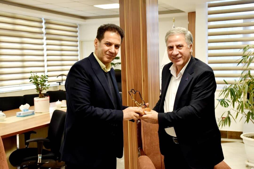 تقدیر از دکتر"نقی زهی" به پاس مدیریت هوشمند مصرف انرژی در اداره کل امور اقتصادی و دارایی استان