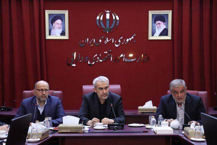 صاحبان کسب و کار مقررات مزاحم را به هیئت مقررات زدایی گزارش کنند