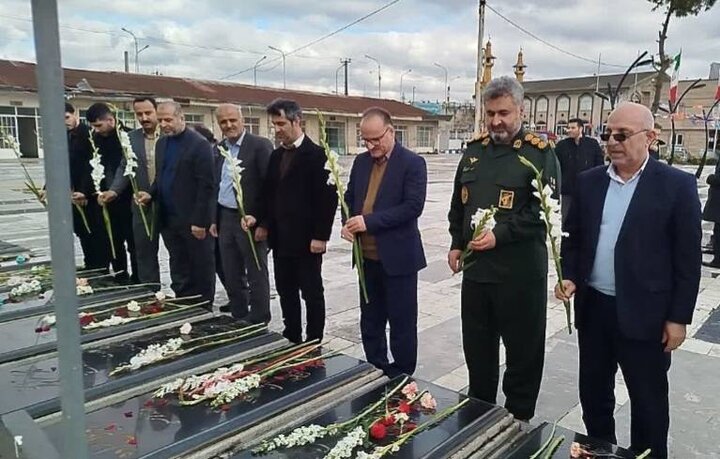 حضور مدیرکل و کارکنان اداره کل امور اقتصادی و دارایی گیلان در مراسم غبار روبی گلزار شهدا