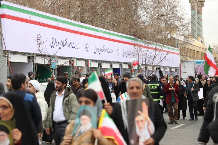 برپایی غرفه های وزارت اقتصاد در مسیر راهپیمایی ۲۲ بهمن