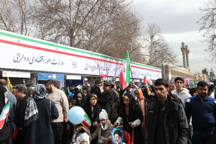 برپایی غرفه های وزارت اقتصاد در مسیر راهپیمایی ۲۲ بهمن