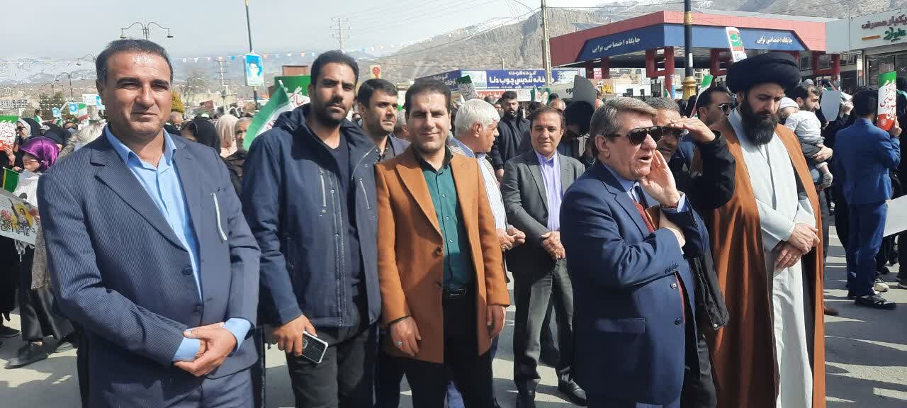 حضور طاهر شریف‌پور مدیرکل و همکاران اداره کل امور اقتصادی و دارایی استان در راهپیمایی باشکوه ۲۲ بهمن