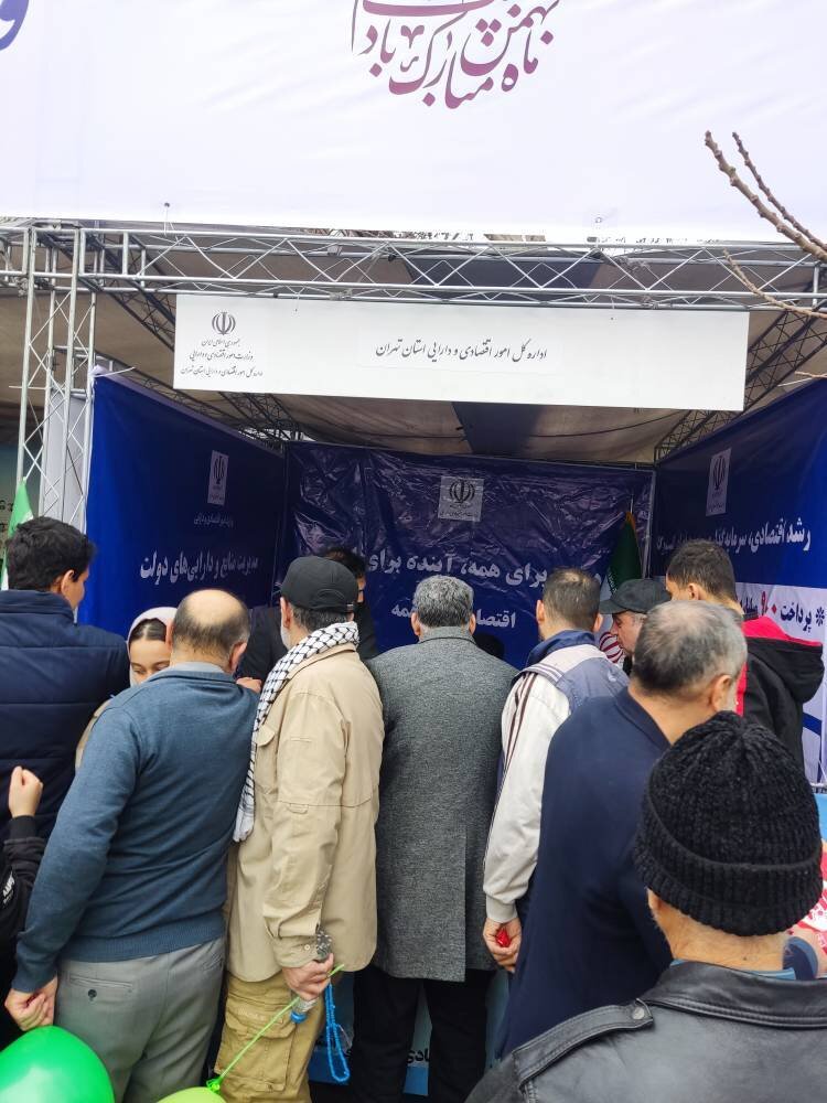 خدمت در کنار مردم؛ حضور فعال اداره کل در راهپیمایی ۲۲ بهمن با ارائه خدمات فرهنگی و حمایتی