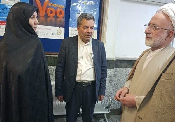بازدید مشاور محترم وزیر امور اقتصادی و دارایی از میز خدمت بانک ملی استان قم در مسیر راهپیمایی پرشکوه یوم الله بیست ودوم بهمن